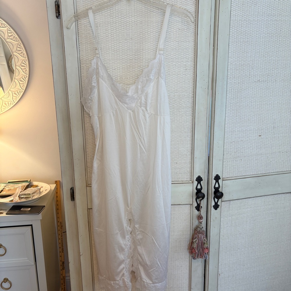 Chic White Lace‎ Trim Chemise